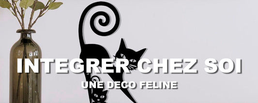 Sticker Représentant une Chatte Noire et son Chaton Queues Enroulées en Escargot à Côté d'un Vase