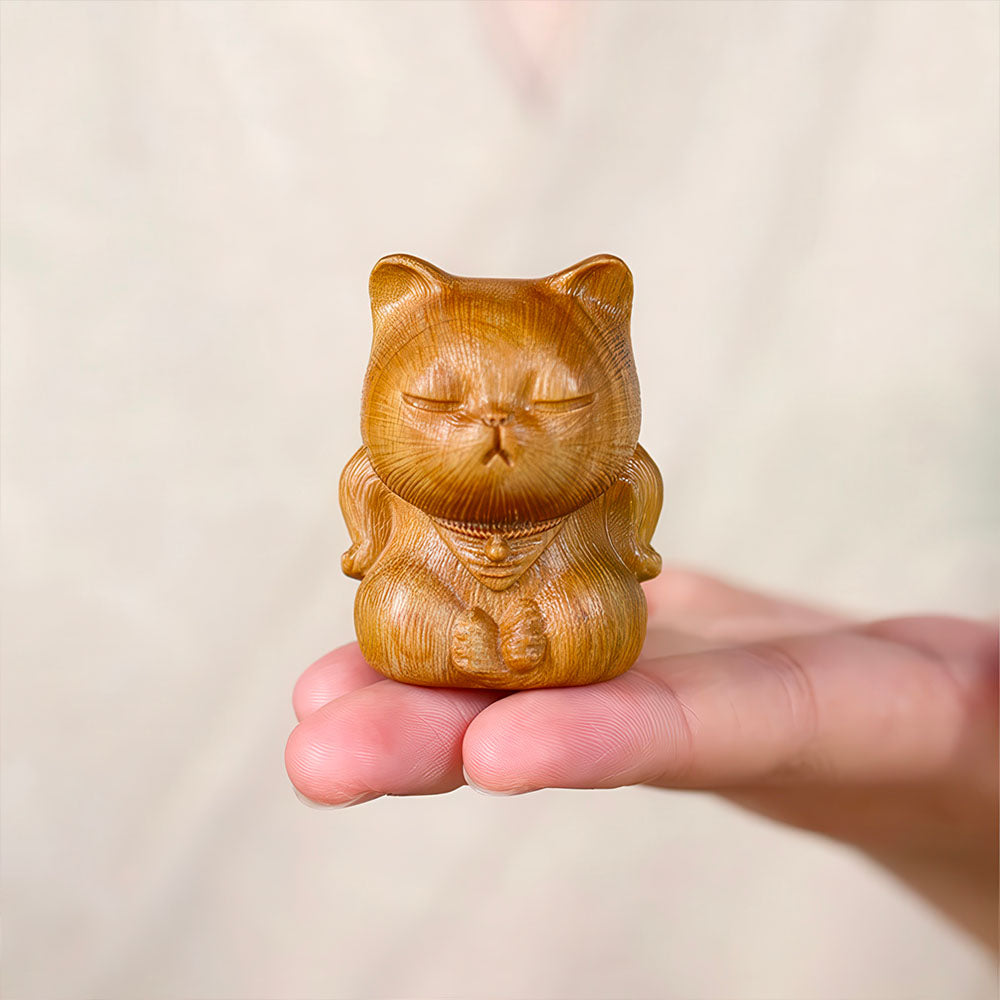Petite Statuette de Chaton Japonais en Bois de Santal Clair Sculptée