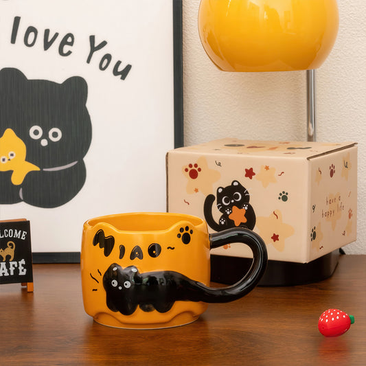 Chaton Kawaii Noir en Relief sur une Tasse Jaune Céramique