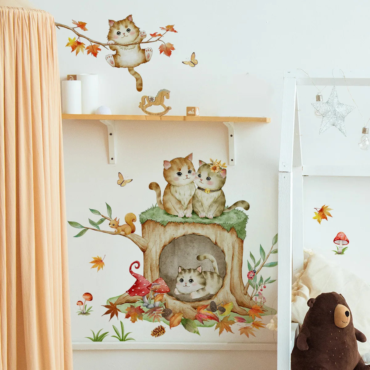 Chatons Mignons Dans une Souche d'Arbre Ecureuil et Papillons Stickers