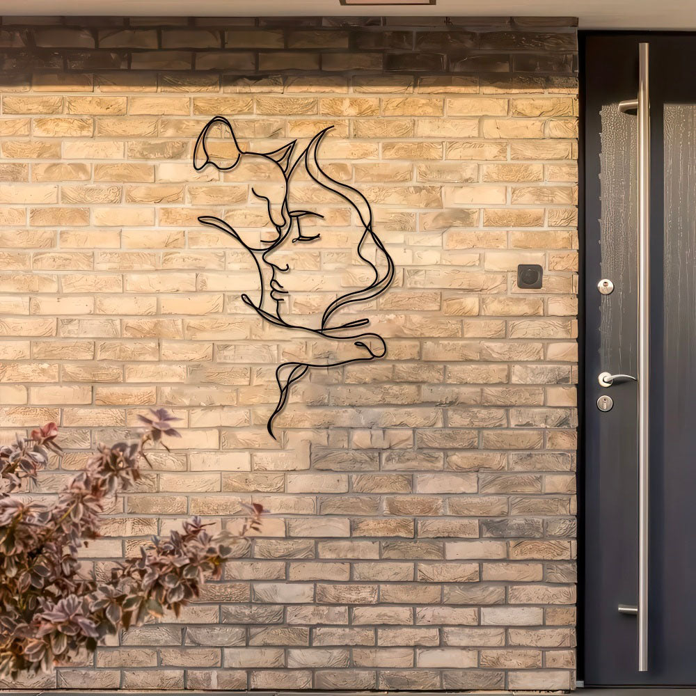 Visage Féminin et Chat l'un Contre l'Autre Décoration Murale en Métal Noir