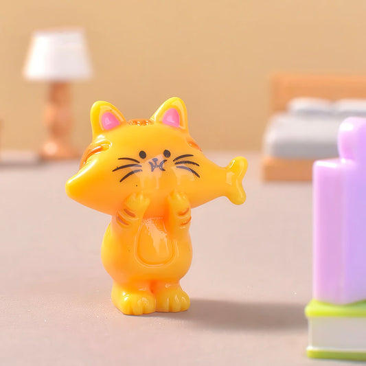 Chaton Miniature Jaune et Rose qui Vole un Poisson, en Résine