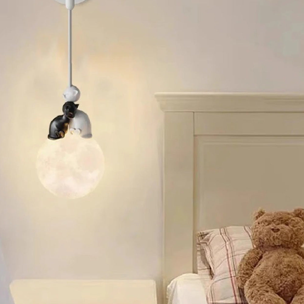 Lampe Ampoule avec un Chaton noir et sa Maman Blanche Posés dessus