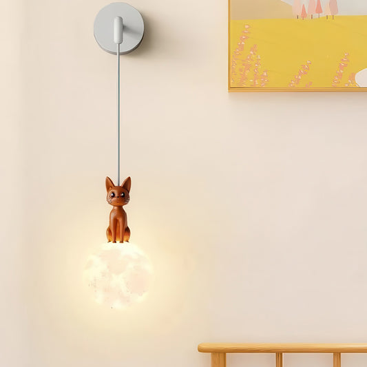 Chaton Mignon Roux Assis Posé sur une Ampoule Lumineuse Lampe