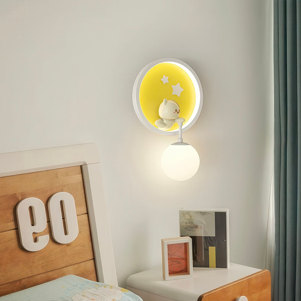 Chaton Mignon à l'Intérieur d'une Applique Jaune Tenant une Lampe Boule Led