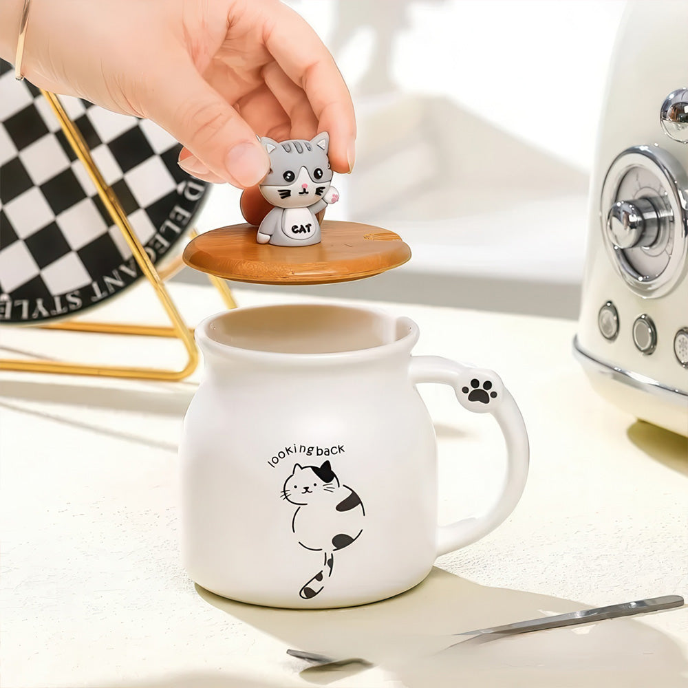 Mug Blanc avec Couvercle Bois et Petite Figurine Chaton Posé en Guise de Poignée