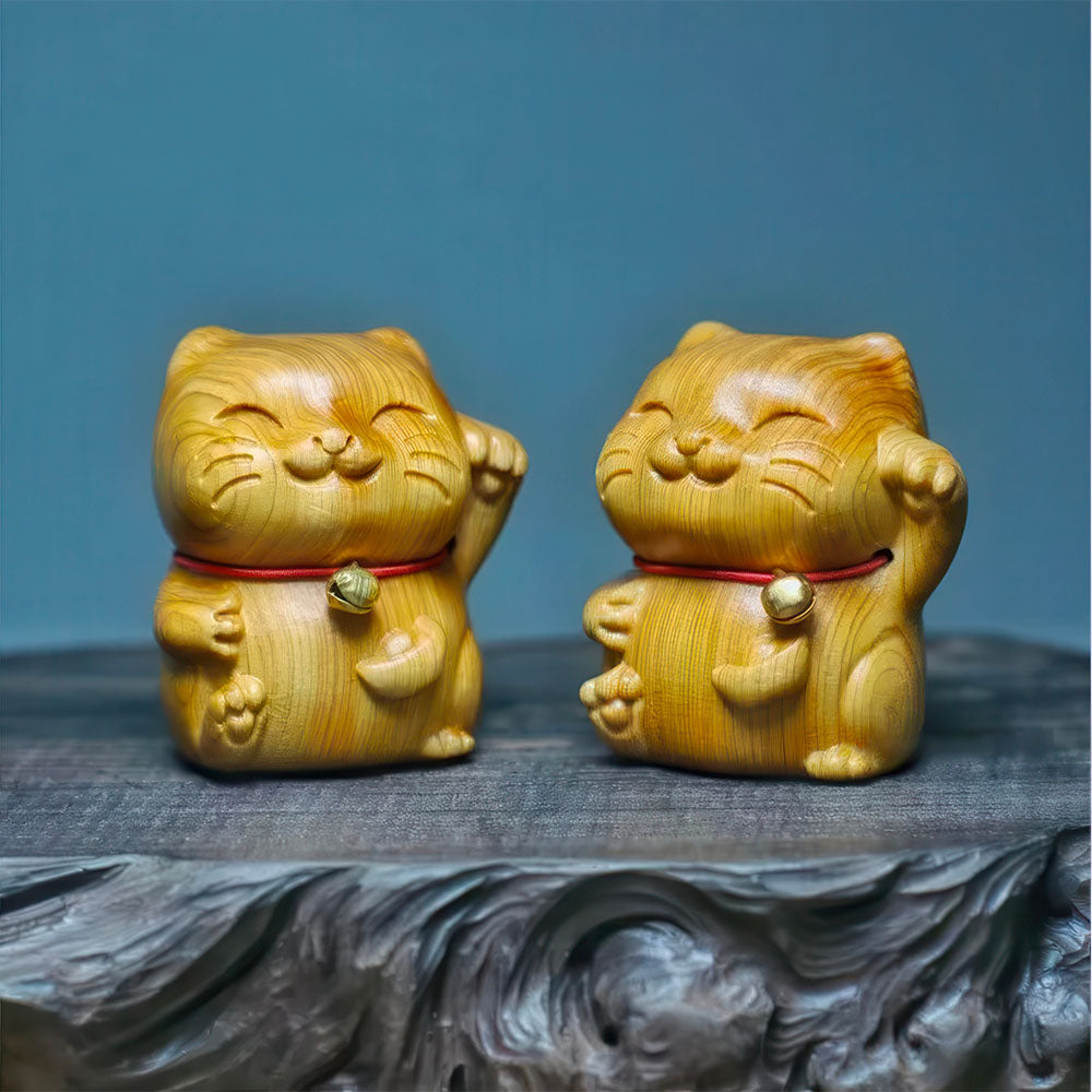Petite Figurine Chaton en Bois Clair Verni avec une Clochette