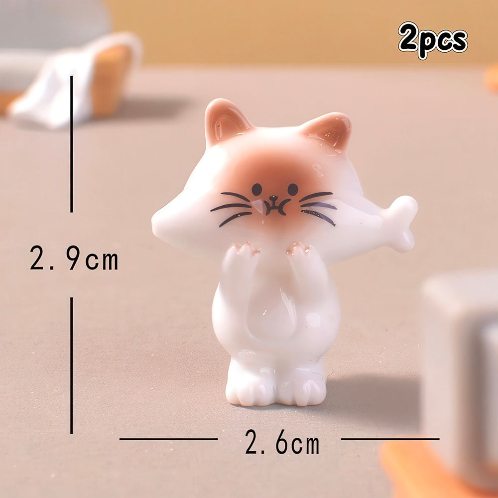 Figurine Chaton Blanc et Marron qui Vole  un Poisson, en Résine