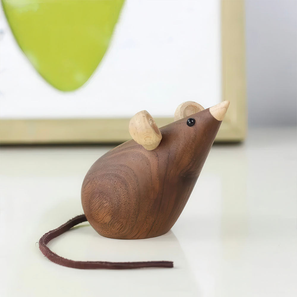 Statue de Souris en Bois de Hêtre et Noyer qui Regarde un Chat