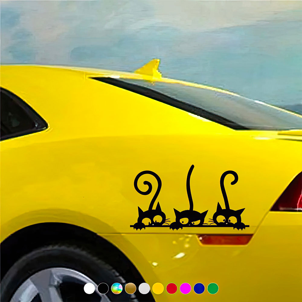 Trois Chatons Noirs Espiègles sur une Voiture Jaune Grande Queue Sticker