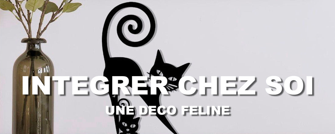 Sticker Représentant une Chatte Noire et son Chaton Queues Enroulées en Escargot à Côté d'un Vase