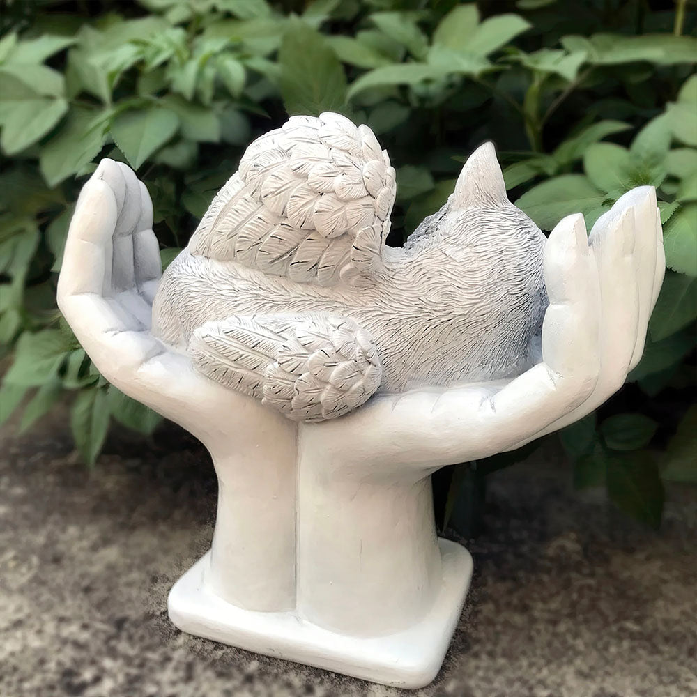 Chaton Endormi Posé ans le Creux des Mains Vue de Dos Statue Tombale Commémorative 