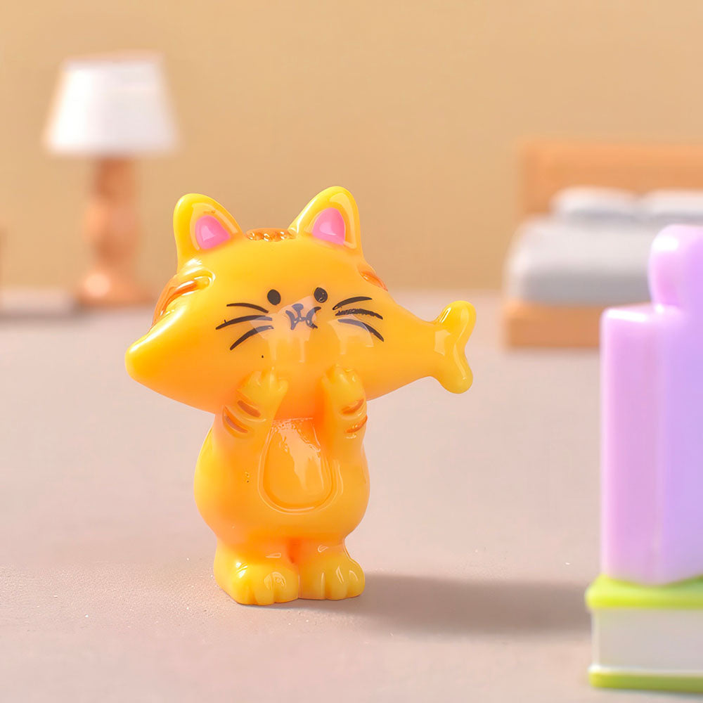 Chaton Miniature Jaune et Rose qui Vole un Poisson, en Résine 