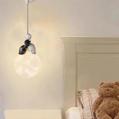 Lampe Ampoule avec un Chaton noir et sa Maman Blanche Posés dessus  