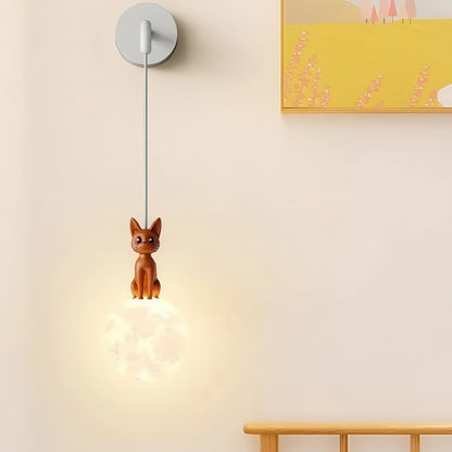 Chaton Mignon Roux Assis Posé sur une Ampoule Lumineuse Lampe