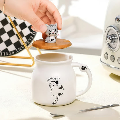 Mug Blanc avec Couvercle Bois et Petite Figurine Chaton Posé en Guise de Poignée 