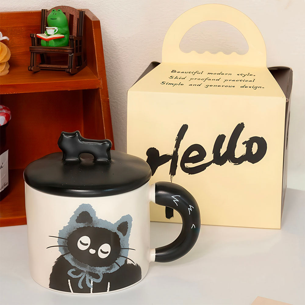 Chat Mignon Dessiné sur un Mug  avec  Cagoule Grise et Couvercle